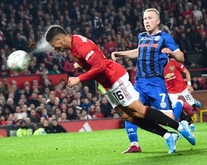  比勒菲尔德顽强逼平豪门展现保级决心